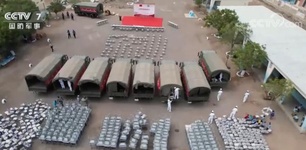 我驻吉布提保障基地向当地小学捐赠教育物资 我驻吉布提保障基地向当地小学捐赠教育物资