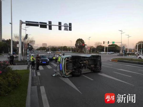 驾驶员看错信号灯，小轿车一头撞翻面包车