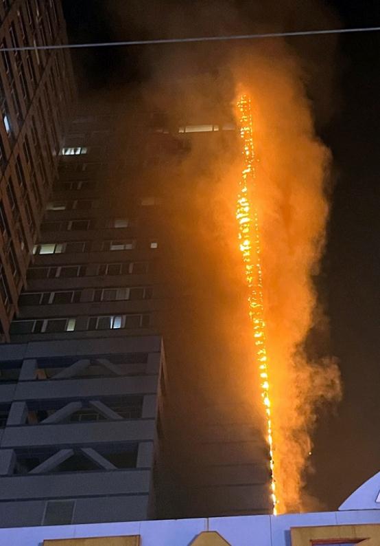 韩国釜山一高层建筑今晨发生火灾,建筑材质导致大火迅速烧向顶楼 韩国釜山一高层建筑今晨发生火灾,建筑材质导致大火迅速烧向顶楼