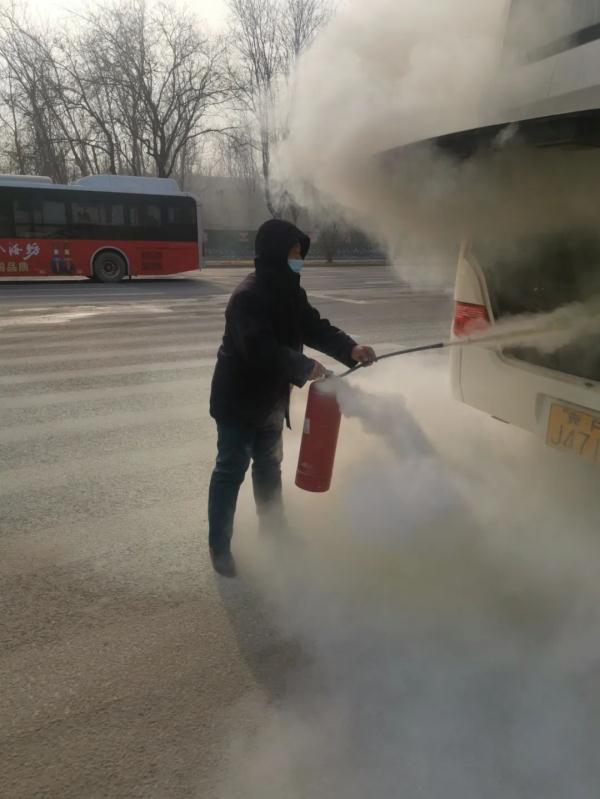 “这样的公交车司机，帅极了！”