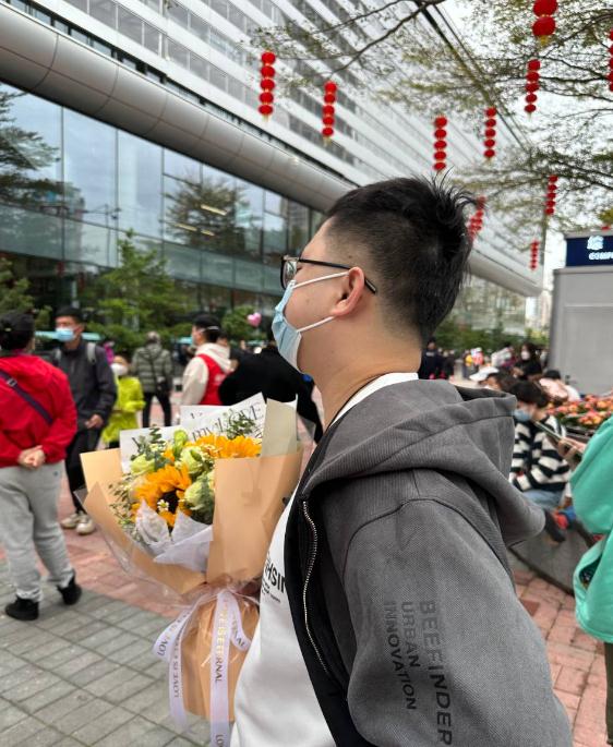 深港有序恢复通关后，口岸周边热闹繁忙，年味足！