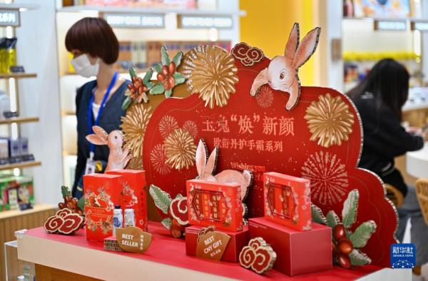 海口国际免税城里的“兔年”商品 海口国际免税城里的“兔年”商品