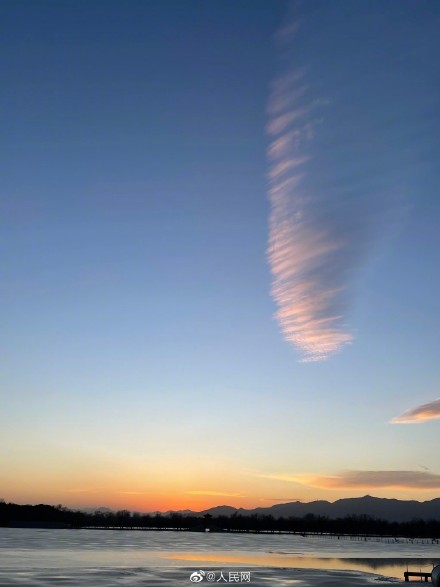 北京天空现绝美飞碟云
