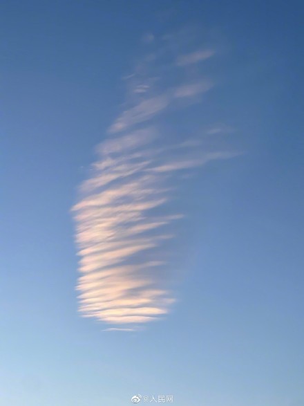北京天空现绝美飞碟云