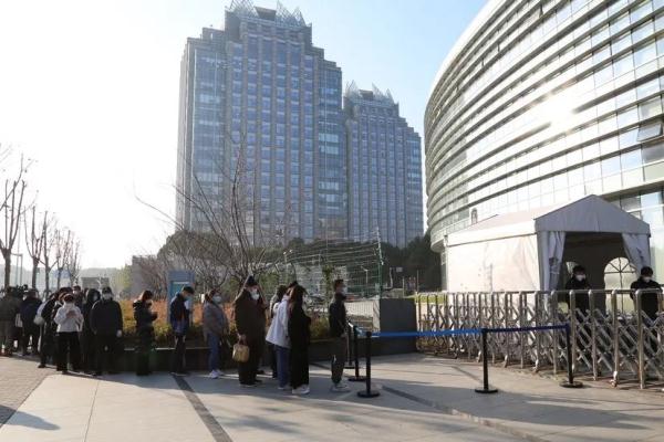 直击上海出入境管理部门恢复办证首日