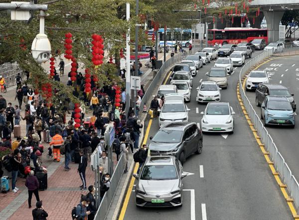 深港有序恢复通关后，口岸周边热闹繁忙，年味足！