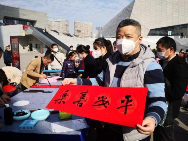 这天气真的合理吗？冬天穿短袖的长沙人，又要迎来2023第一场雪了？