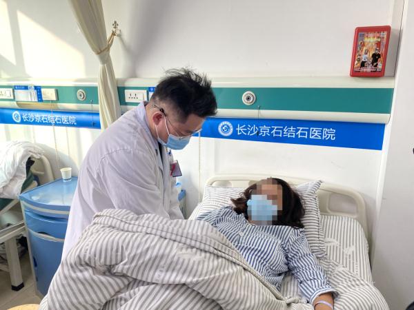 女子常年熬夜晚睡饮食不规律，胆囊里竟养出3公分巨石