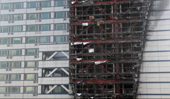 韩国釜山一高层建筑今晨发生火灾,建筑材质导致大火迅速烧向顶楼 韩国釜山一高层建筑今晨发生火灾,建筑材质导致大火迅速烧向顶楼