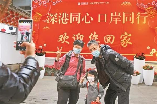 深港有序恢复通关后，口岸周边热闹繁忙，年味足！