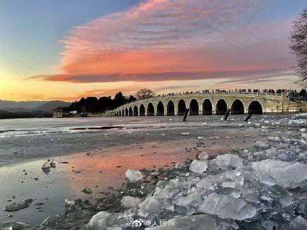 北京天空现绝美飞碟云