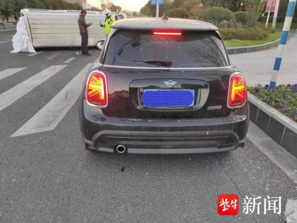 驾驶员看错信号灯，小轿车一头撞翻面包车