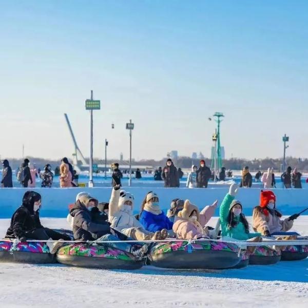 大众冰雪季持续升温,超10万游客到松花江冰雪嘉年华“赏冰乐雪” 大众冰雪季持续升温,超10万游客到松花江冰雪嘉年华“赏冰乐雪”