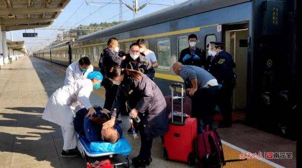 列车临时停车，为突发疾病旅客打开“生命通道”