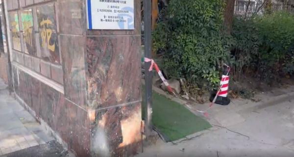 小区大门被风刮得少半扇，居民意见分歧，快过年了咋办？