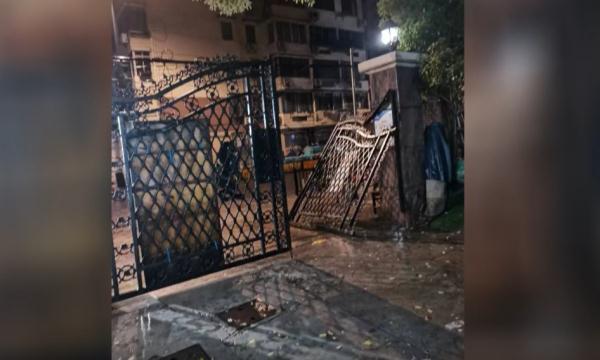 小区大门被风刮得少半扇，居民意见分歧，快过年了咋办？