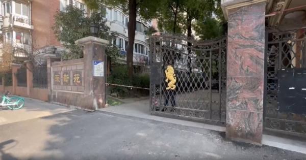 小区大门被风刮得少半扇，居民意见分歧，快过年了咋办？