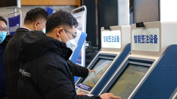 探访北京市公安局出入境接待大厅：证件办理量明显增加