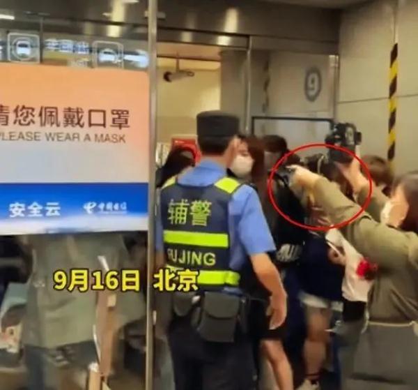 男艺人在上海机场引发拥堵!粉丝竟然还对警察大喊…… 男艺人在上海机场引发拥堵!粉丝竟然还对警察大喊……