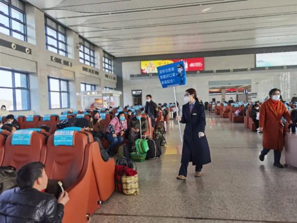 “乙类乙管”后,探访车站、医院新变化 “乙类乙管”后,探访车站、医院新变化