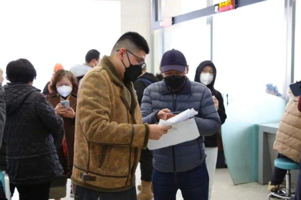恢复办理出入境业务首日：务必先预约！以免被“劝退”