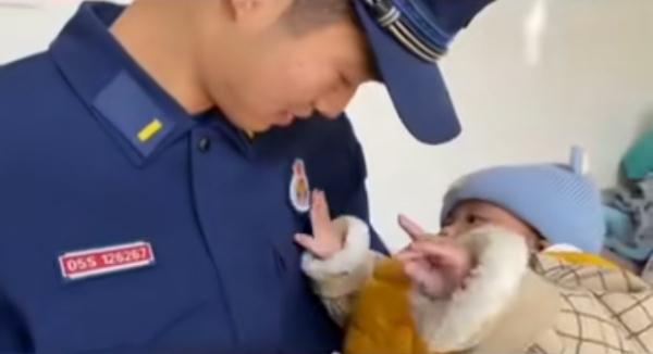 “汶川哥哥”又抱起了他！