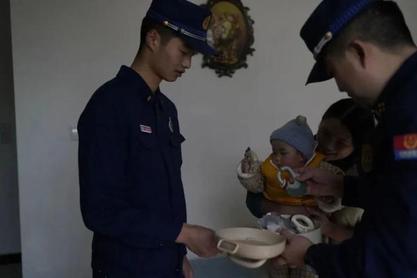 “汶川哥哥”又抱起了他！