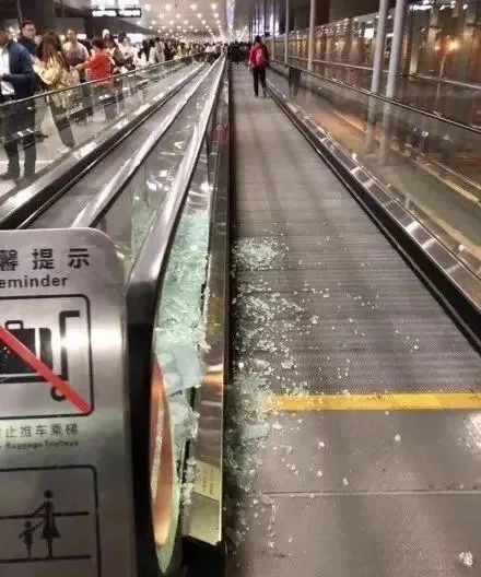 男艺人在上海机场引发拥堵!粉丝竟然还对警察大喊…… 男艺人在上海机场引发拥堵!粉丝竟然还对警察大喊……