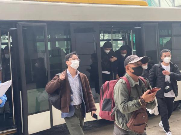 “乙类乙管”后,探访车站、医院新变化 “乙类乙管”后,探访车站、医院新变化