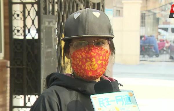 小区大门被风刮得少半扇，居民意见分歧，快过年了咋办？