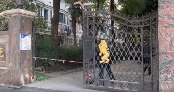 小区大门被风刮得少半扇，居民意见分歧，快过年了咋办？