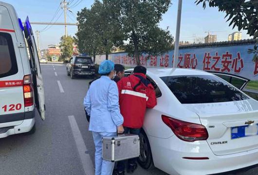女子在贵州高速服务区突发疾病，身体抽搐……还好有他们
