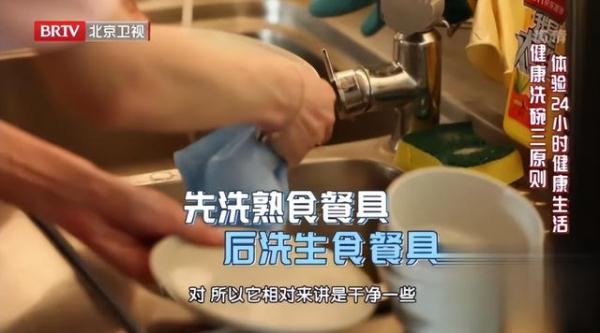 740万个细菌!厨房里这4样东西都是“细菌窝”,再省也要定期换,否则疾病“找上门” 740万个细菌!厨房里这4样东西都是“细菌窝”,再省也要定期换,否则疾病“找上门”