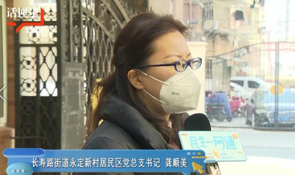 小区大门被风刮得少半扇，居民意见分歧，快过年了咋办？