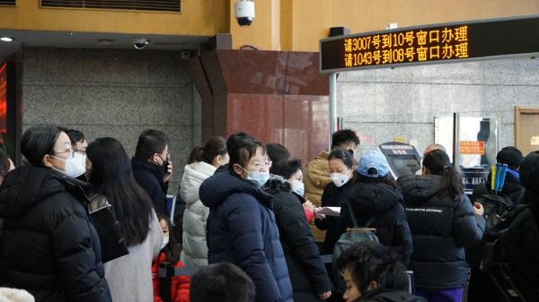 探访北京市公安局出入境接待大厅：证件办理量明显增加