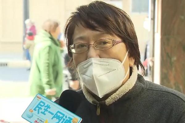 小区大门被风刮得少半扇，居民意见分歧，快过年了咋办？