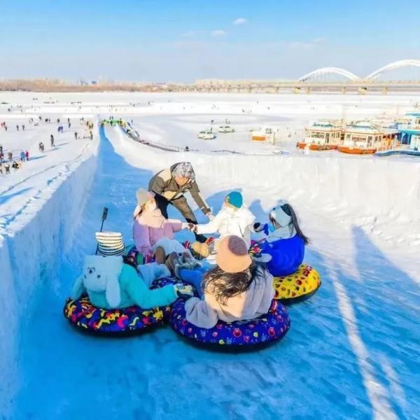 大众冰雪季持续升温,超10万游客到松花江冰雪嘉年华“赏冰乐雪” 大众冰雪季持续升温,超10万游客到松花江冰雪嘉年华“赏冰乐雪”