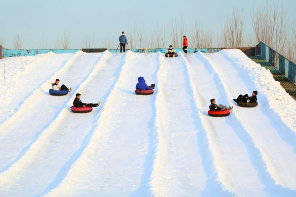 河北香河：冰雪运动让冬季旅游“热”起来