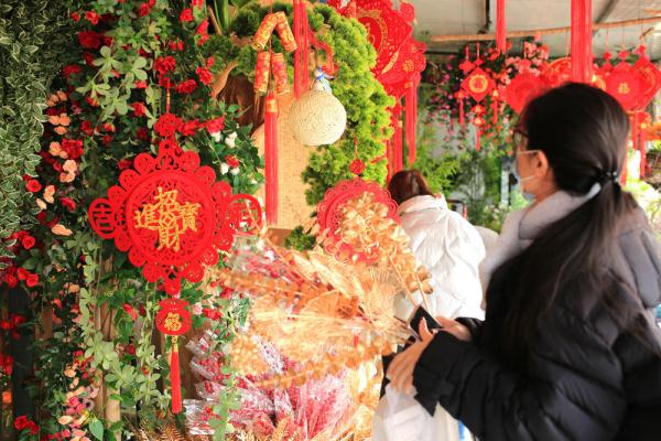 河北邢台邢东新区：花卉饰品受青睐