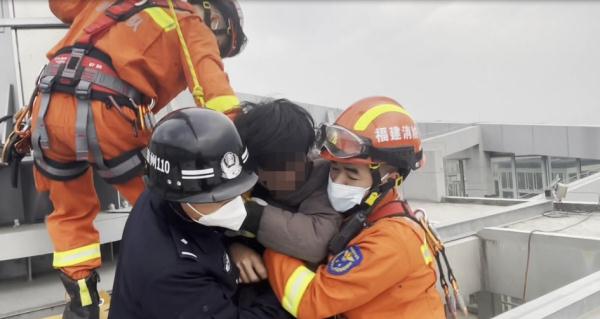 紧急！一男子爬上塔吊欲轻生！