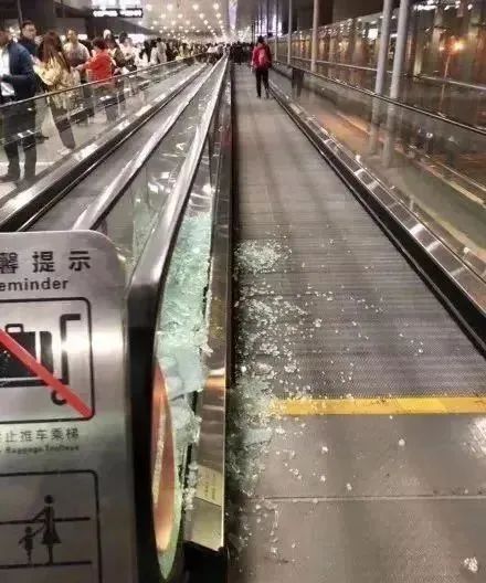 男艺人在上海机场引发拥堵,粉丝竟然还对警察大喊!央媒点名批评后道歉 男艺人在上海机场引发拥堵,粉丝竟然还对警察大喊!央媒点名批评后道歉