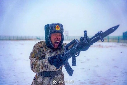 -35℃呵气成霜战士们冰天雪地中训练