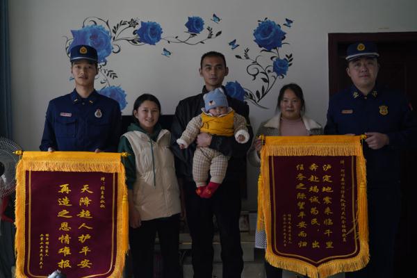“汶川哥哥”张自立看望地震救援中帮助的婴儿