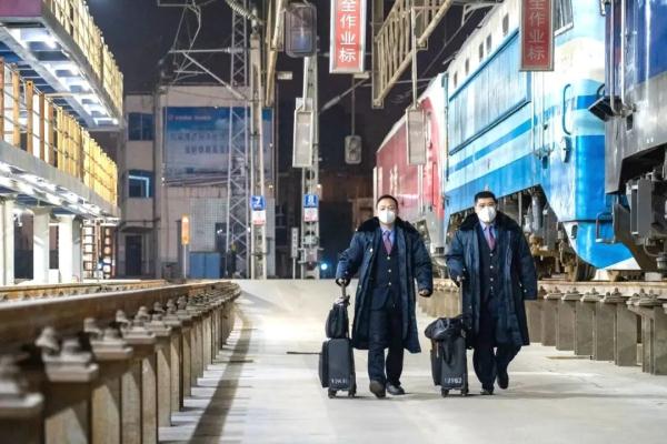 春运列车，喜气洋洋！