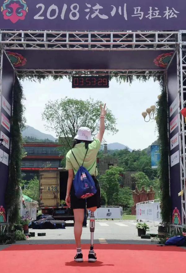 “闪光假肢”女孩，有新身份