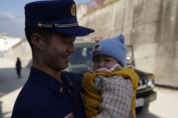 “汶川哥哥”张自立看望地震救援中帮助的婴儿