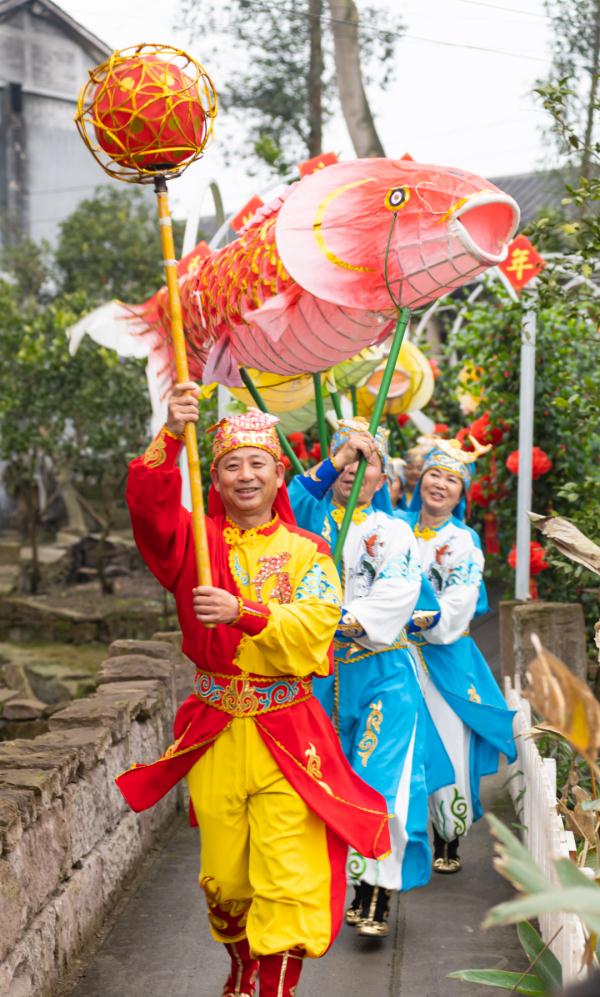 重庆人新民俗→线上看“村晚”,线下参“村晚” 重庆人新民俗→线上看“村晚”,线下参“村晚”