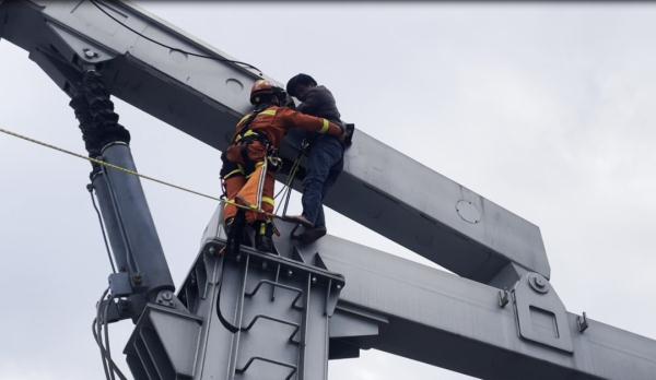 紧急！一男子爬上塔吊欲轻生！