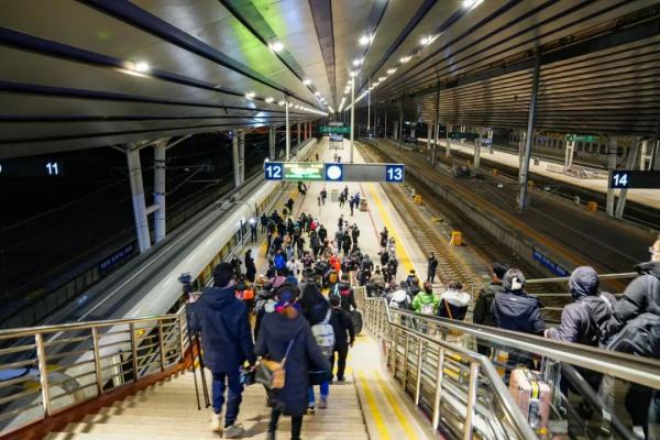 春运列车，喜气洋洋！