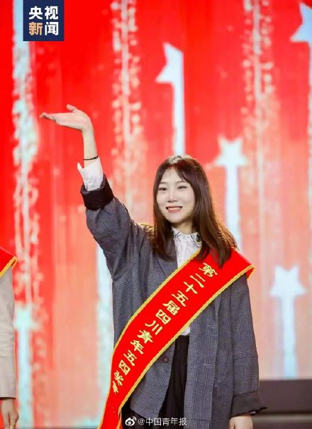 钢腿女孩牛钰当宣人大代表 钢腿女孩牛钰当宣人大代表